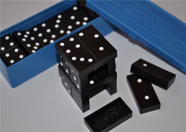 Tuiles de fraude de domino avec les marques lumineuses pour le domino jouant