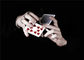 La rotation de coupe de professionnel incline des tours de cartes de jeu pour la fraude de spectacle de magie/tisonnier