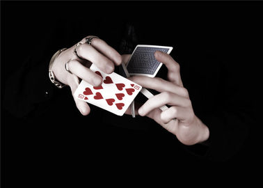 La rotation de coupe de professionnel incline des tours de cartes de jeu pour la fraude de spectacle de magie/tisonnier