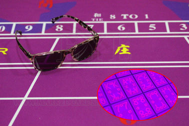 Les lunettes de soleil d'IR/ont marqué des verres de contact de cartes dans le tricheur de jeu